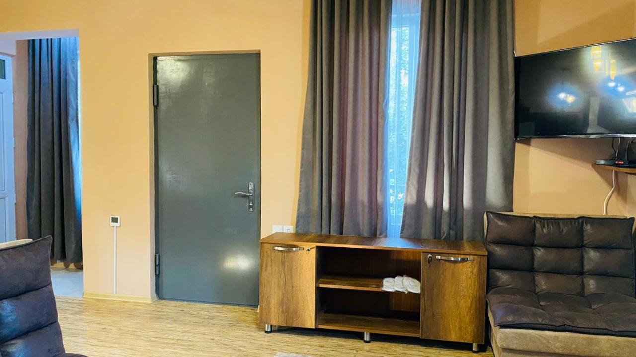Lela Guest House Mestia Eksteriør bilde